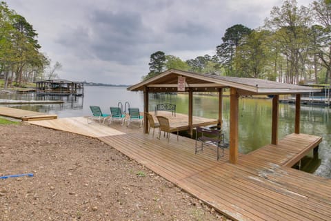 Cozy Lake Cabin with Dock in Hot Springs Natl Park Cabin in Lake Hamilton