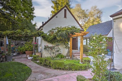 Updated Menlo Park English Tudor Garden Cottage! House in West Menlo Park