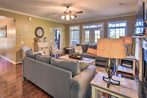 Lake Keowee Escape with Dock, Deck and Lake Access! House in Lake Keowee