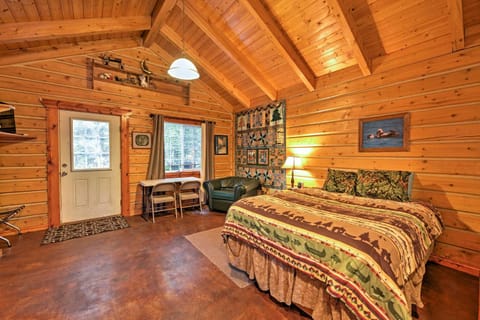 Quaint Seward Studio Cabin on Scenic Salmon Creek! Cabin in Seward