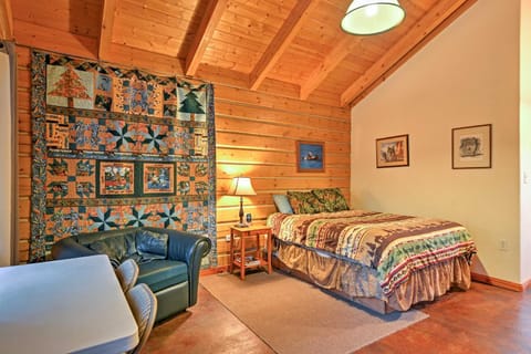 Quaint Seward Studio Cabin on Scenic Salmon Creek! Cabin in Seward