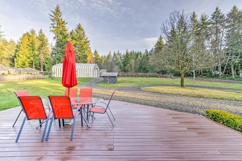 Peacock Hill Retreat on 1 Acre, 1 Mi to Harbor House in Gig Harbor