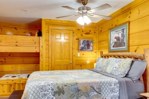 3 Mi to Dollywood Pigeon Forge Resort Studio! House in Pigeon Forge