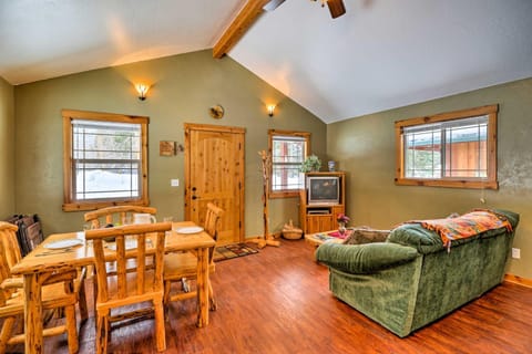 Hungry Horse Cabin 11 Mi to Glacier National Park Cabin in Hungry Horse