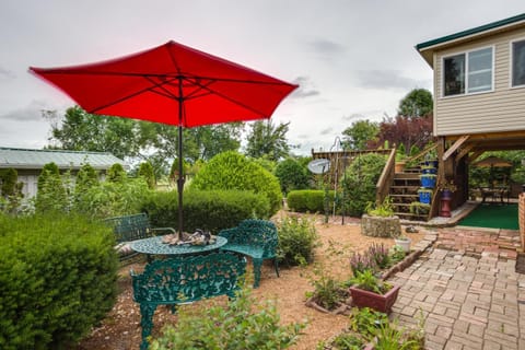 Large and Private Guest House Apt with Patio and Views! Apartment in Kentucky