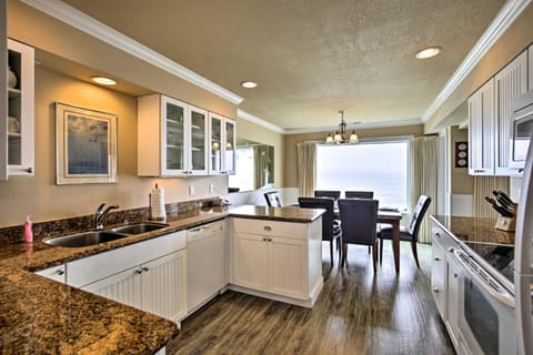 Beachfront Condo with Patio and Views - Walk to Shore! Apartment in Lincoln Beach