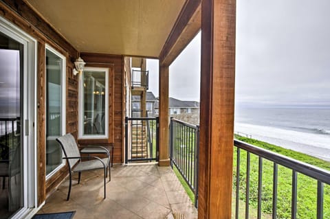 Beachfront Condo with Patio and Views - Walk to Shore! Apartment in Lincoln Beach