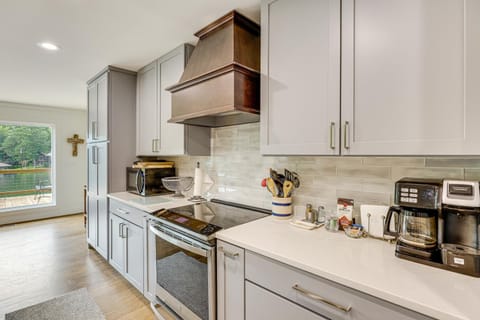 Arcade Cove - Renovated Lake Martin Home with Dock House in Lake Martin