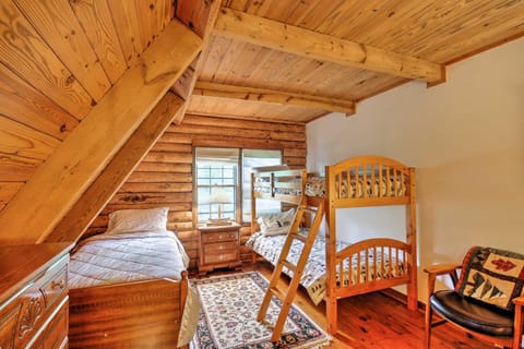 Family-Friendly Massanutten Log Home with Views! House in Massanutten