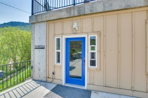 Lava Hot Springs Studio with Deck Walk to Hot Pools Apartment in Lava Hot Springs