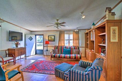 Utopia Family Home with Mountain Viewing Deck! House in Rio Grande