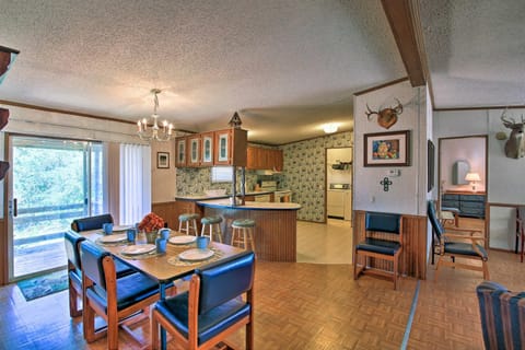 Utopia Family Home with Mountain Viewing Deck! House in Rio Grande