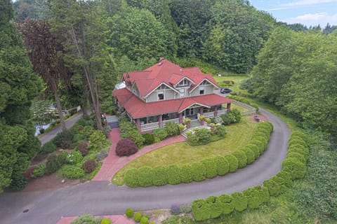 Historic Auburn House on 37 Acres with Private Lake! House in Kent