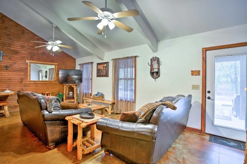 3 Mi to Broken Bow Lake Cabin with Hot Tub and Deck! Cabin in Broken Bow