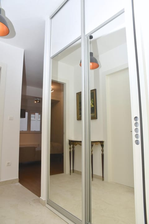 Facade/entrance, Photo of the whole room