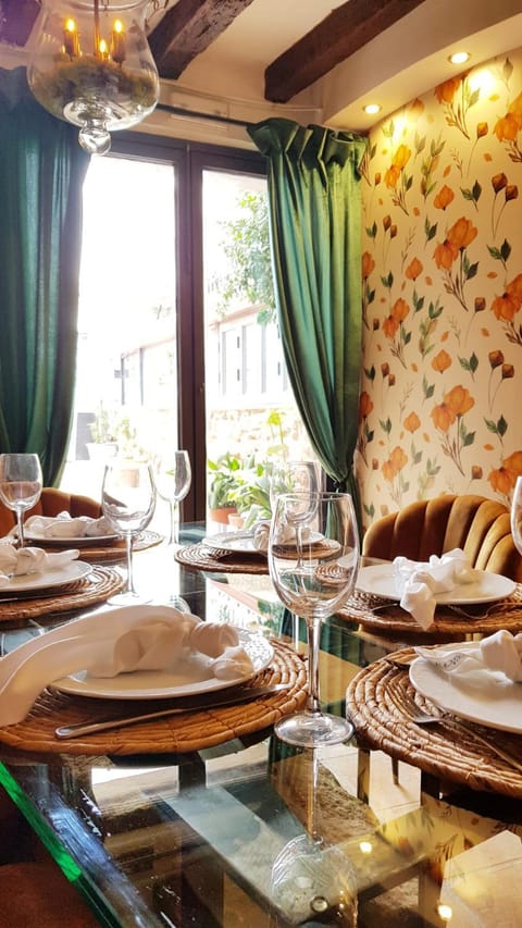 Restaurant/places to eat, Food and drinks, Food