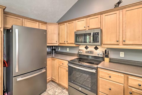 Mountain Home Cottage with Deck on White River! House in Arkansas