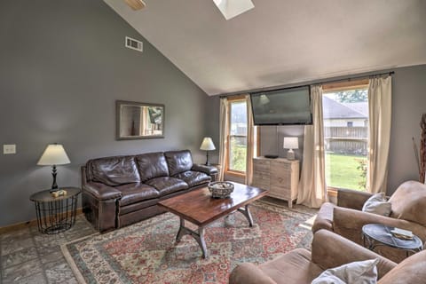 Mountain Home Cottage with Deck on White River! House in Arkansas