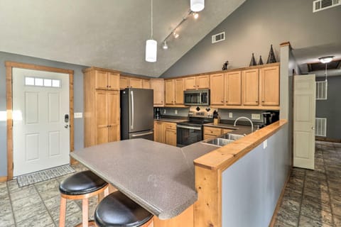 Mountain Home Cottage with Deck on White River! House in Arkansas