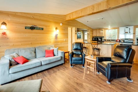 Brookings Home with Deck, half Mi to Harris Beach! House in Brookings