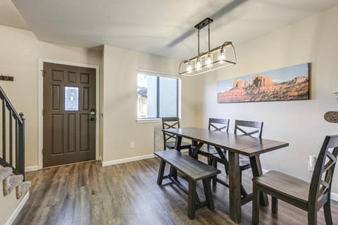 Mtn Views and Hot Tub Access Sedona Golf Retreat! Apartment in Village of Oak Creek