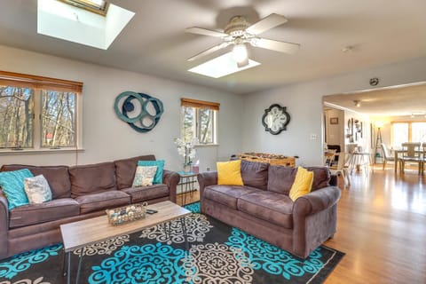 Happy Place by the Lake with Fire Pit Walk to Beach House in Coolbaugh Township