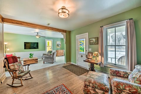 Charming Buena Vista Creekside Home Walk to Main! House in Buena Vista