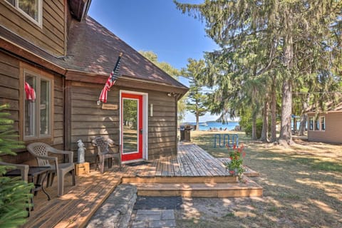 Less Than 1 Mi to Dtwn! Lakefront Manitou Cottage House in Suttons Bay