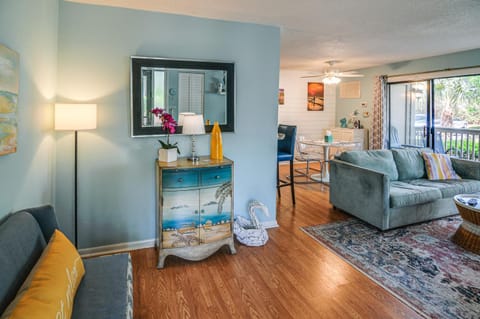 Sun, Sand and HHI Charm Beach Walk Condo with Pool! Apartment in South Forest Beach