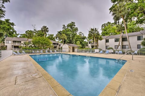 Sun, Sand and HHI Charm Beach Walk Condo with Pool! Apartment in South Forest Beach