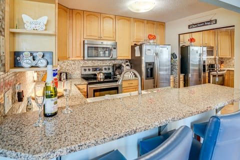 Sun, Sand and HHI Charm Beach Walk Condo with Pool! Apartment in South Forest Beach