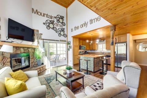 Remodeled Crestline Retreat Walk to Lake Gregory! House in Crestline