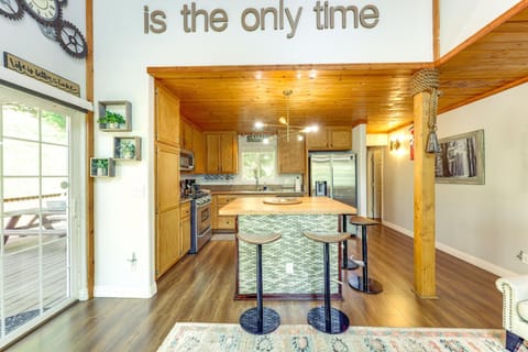 Remodeled Crestline Retreat Walk to Lake Gregory! House in Crestline