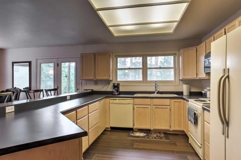 Spacious Hideaway in Ruidoso with Multi-Level Deck! House in Ruidoso