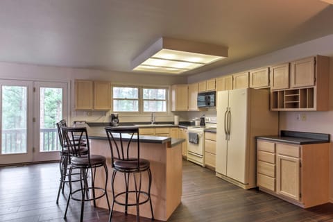 Spacious Hideaway in Ruidoso with Multi-Level Deck! House in Ruidoso