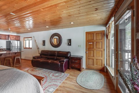 Hot Tub Access Studio 2 Mi to Taos Ski Resort Apartment in Taos Ski Valley