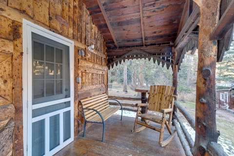 Rustic Log Cabin with Studio about 5 Mi to Pikes Peak! Cabin in Green Mountain Falls