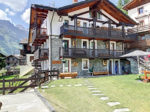 Property building, Day, Garden, Garden view