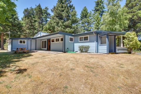 Hike to the Coast! Log Cabin on 5 Acres in Bandon Cabin in Oregon