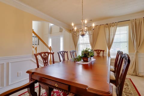 Suburban Atlanta Vacation Home - 20 Mi to Downtown House in Union City