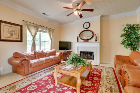 Suburban Atlanta Vacation Home - 20 Mi to Downtown House in Union City