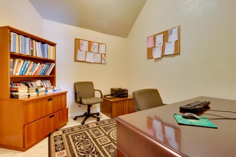 Suburban Atlanta Vacation Home - 20 Mi to Downtown House in Union City