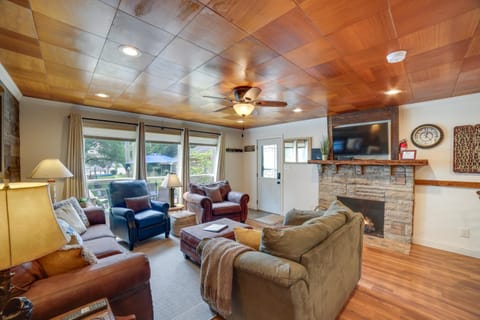 Waterfront Monticello Home with Fire Pit and Deck! House in Indiana