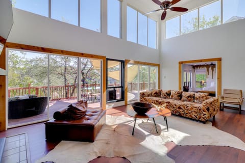 Waterfront Lake Travis Luxury Home with Large Deck! House in Briarcliff