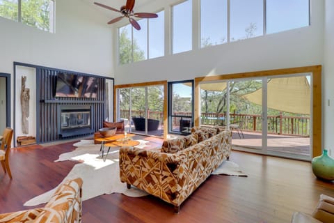 Waterfront Lake Travis Luxury Home with Large Deck! House in Briarcliff