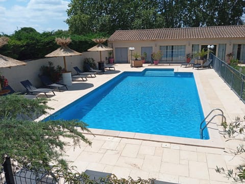 Restaurant/places to eat, Pool view, Swimming pool, sunbed