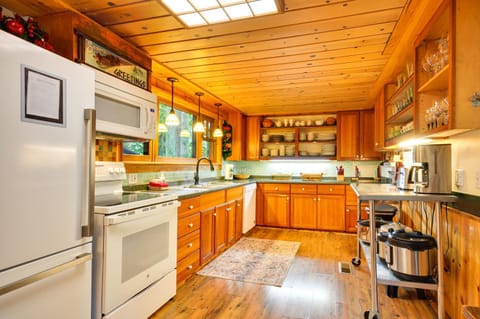 Forested Minikahda Lodge with Hot Tub Near Mt Hood House in Mount Hood Village