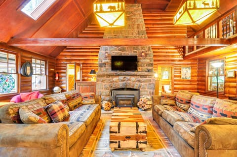 Forested Minikahda Lodge with Hot Tub Near Mt Hood House in Mount Hood Village