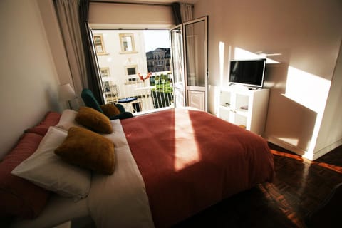 Bed, TV and multimedia, View (from property/room), Balcony/Terrace, Bedroom