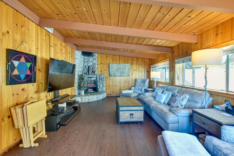 Stunning Idyllwild Home with Private Hot Tub and Decks House in Idyllwild-Pine Cove